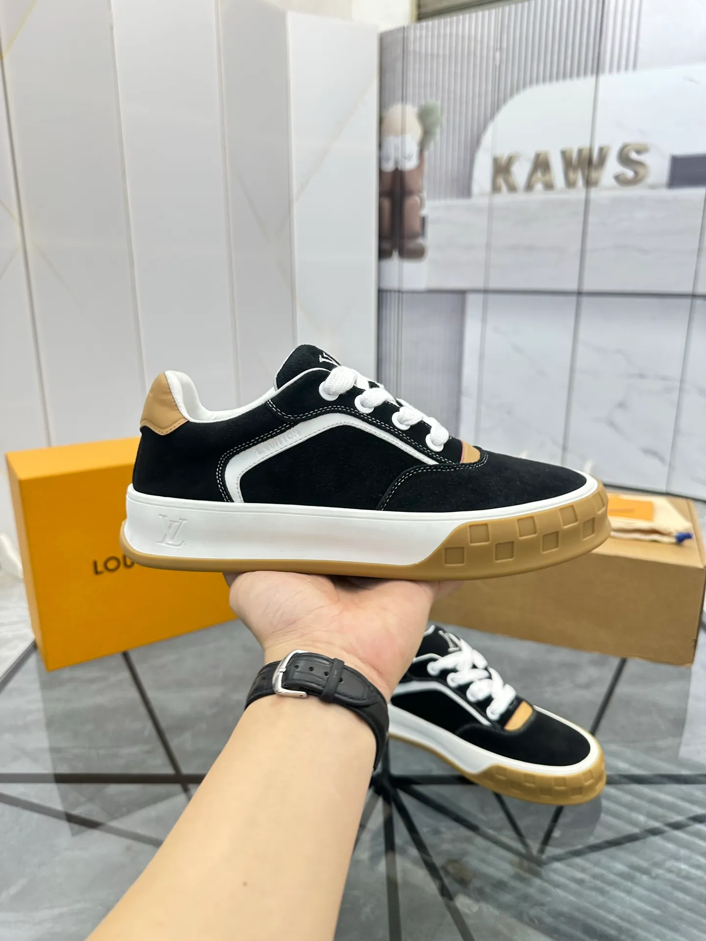 Men's shoes for sale 💰: 💰P660¥ Top quality Comes with airplane case Product trademark: LV* "Louis Vuitton*" low-top casual shoes Regular size: 35-44 (can be customized to 45) Couple style Product materials: imported nubuck leather upper, sheepskin lining, original outsole. Number: 819